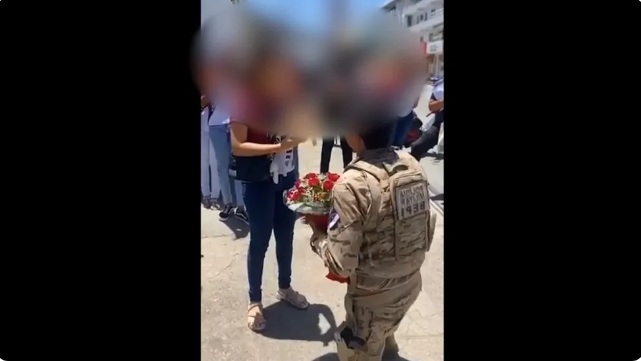 VÍDEO: Policial pede adolescente de 15 anos em namoro na porta da escola e vídeo revolta web