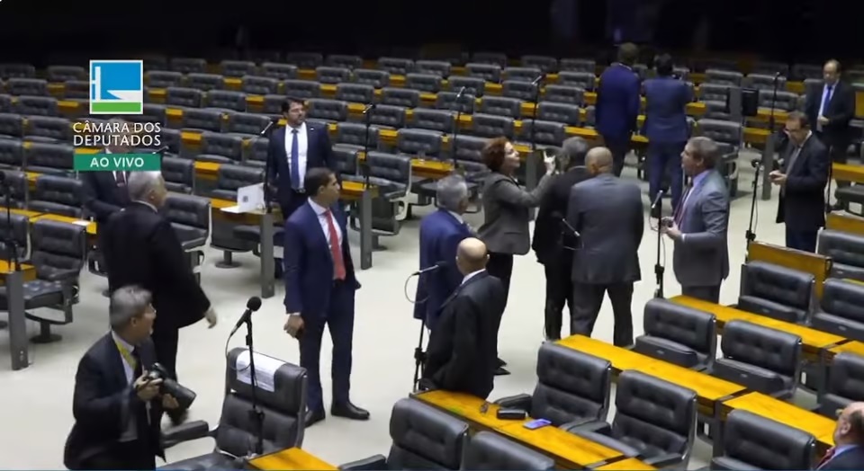 VÍDEO: Zambelli e Lindbergh batem boca e têm de ser apartados; veja