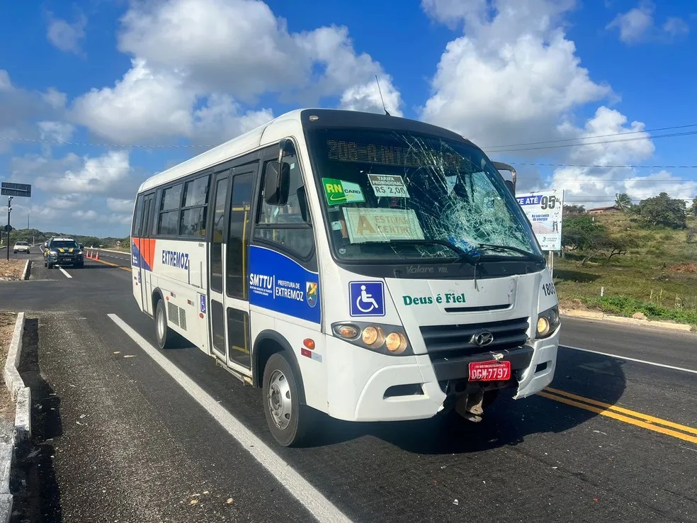Motociclista morre em colisão com micro-ônibus na BR-101, em Extremoz