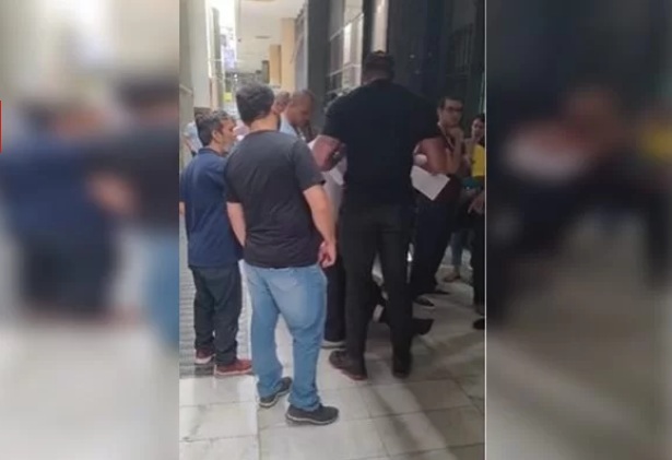 VÍDEO: Servidor é derrubado em fila contra desconto em salário para sindicato