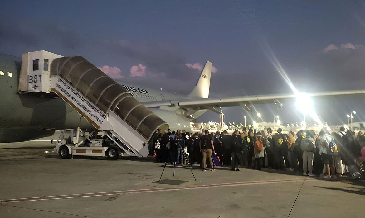 VÍDEO: Veja imagens do primeiro avião de resgate da FAB trazendo 211 brasileiros de Israel