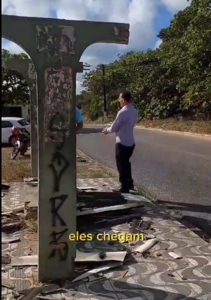 VÍDEO: Bandidos furtam teto de parada de ônibus em Natal