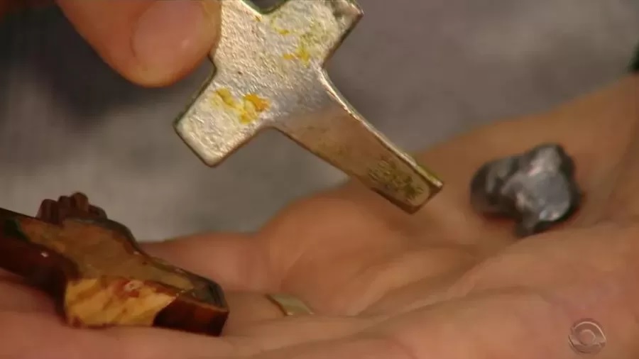 Padre é atingido por tiro em assalto e crucifixo amortece impacto da bala