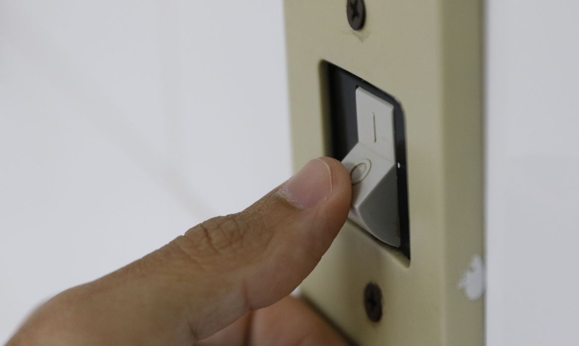 Brasil tem a conta de luz que mais pesa no bolso entre 34 países