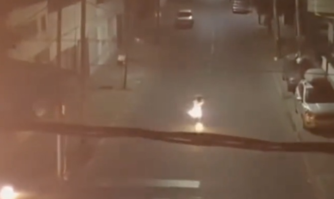 VÍDEO: Homem pega fogo após incendiar prédio de partido na Argentina