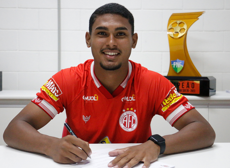 Destaque do América na base assina primeiro contrato profissional com o clube