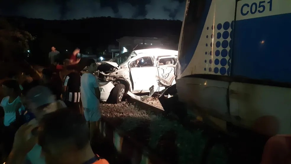 Homem fica gravemente ferido após colisão entre carro e trem em Natal