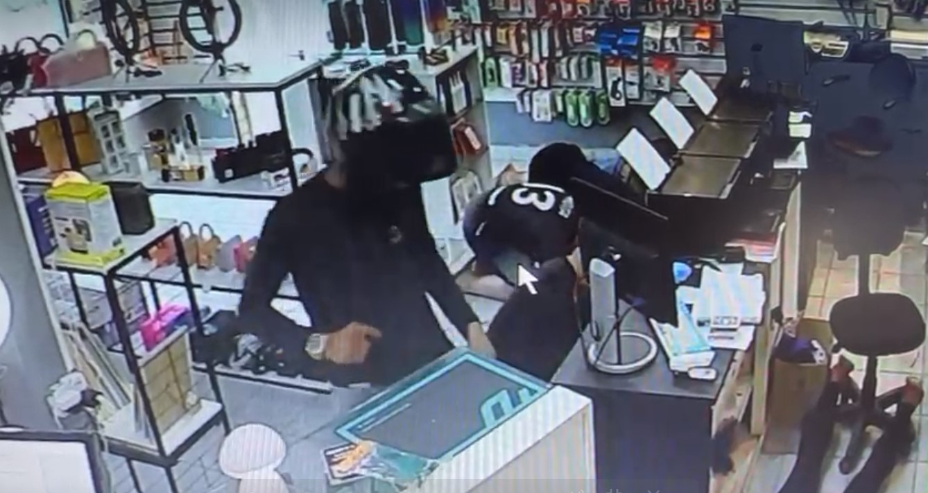 VÍDEO: Criminosos assaltam loja de celulares em Parnamirim; vítimas são rendidas e colocadas de cara no chão