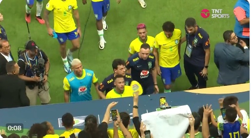 VÍDEO: Torcedor joga pipoca em Neymar após tropeço da seleção e irrita craque