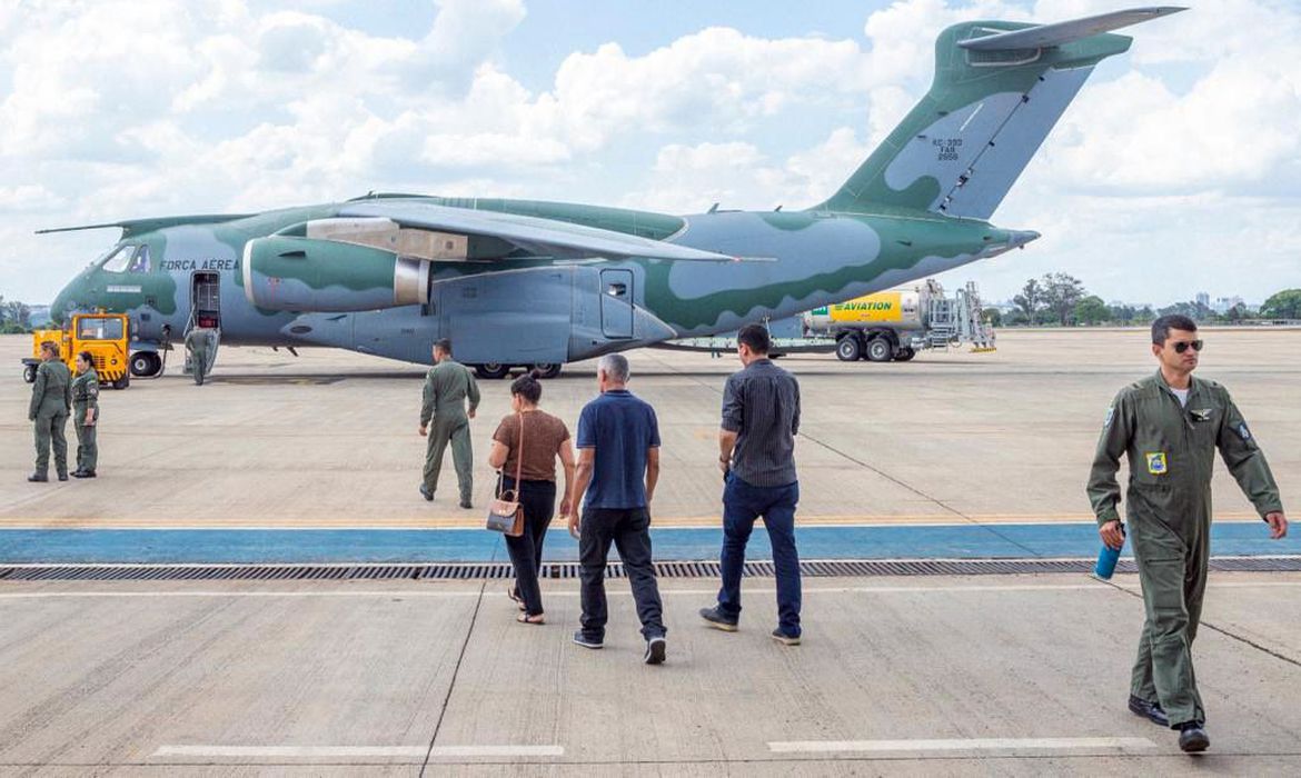 Terceiro avião trazendo brasileiros de Israel chega ao Brasil