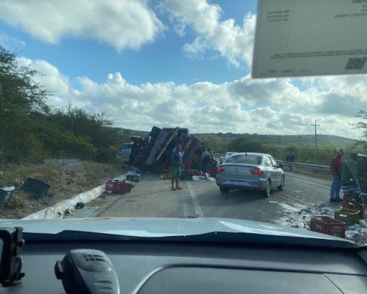 Dois caminhões capotam na BR-226 no RN