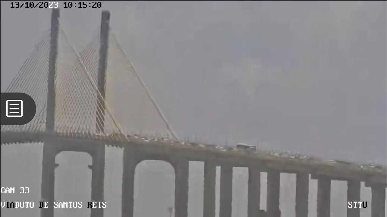 Acidente com três veículos deixa trânsito lento na Ponte Newton Navarro