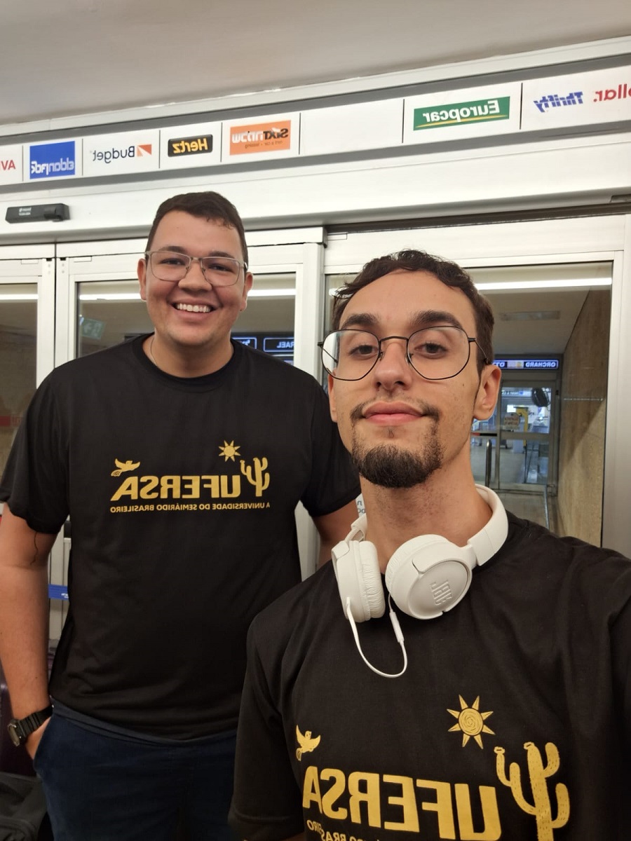 Estudantes da Ufersa aguardam embarque em voo para retornar ao Brasil