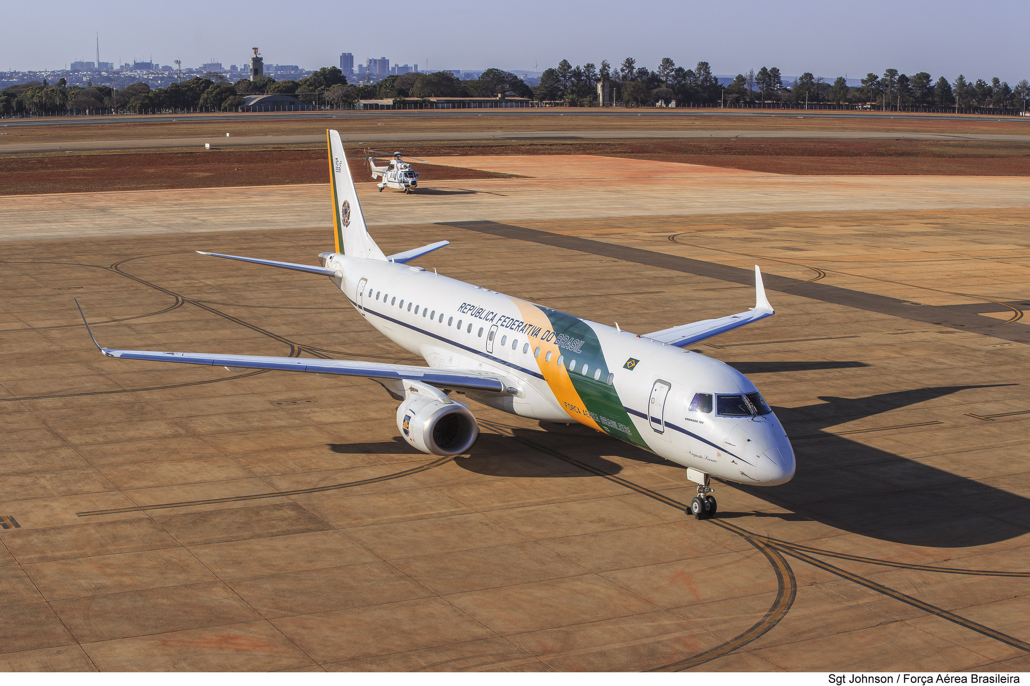 Aeronave VC-2 "Augusto Severo" seguiu para resgatar brasileiros em Gaza