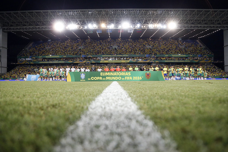 [VÍDEO] Torcida protesta no jogo do Brasil: "Lula, ladrão seu lugar é na prisão!"