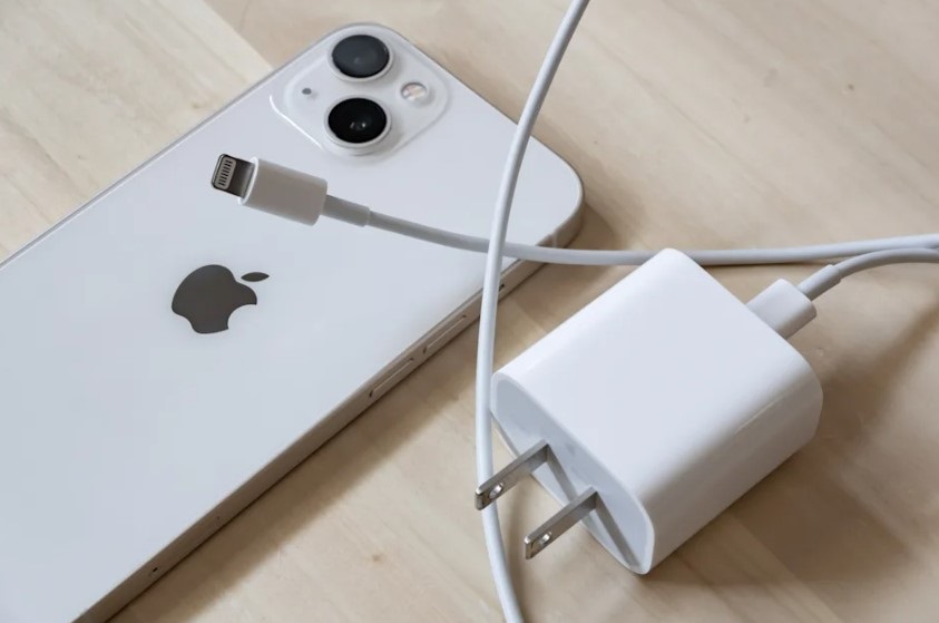 Justiça anula multa de R$ 100 milhões da Apple por vender iPhone sem carregador
