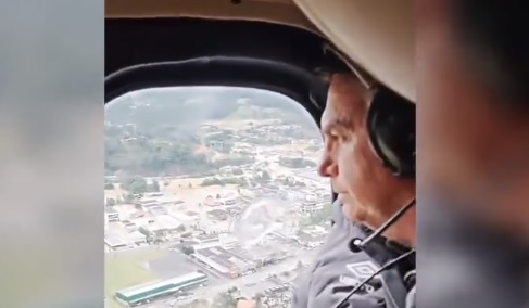 VÍDEO: Bolsonaro sobrevoa áreas afetadas pelas chuvas em SC