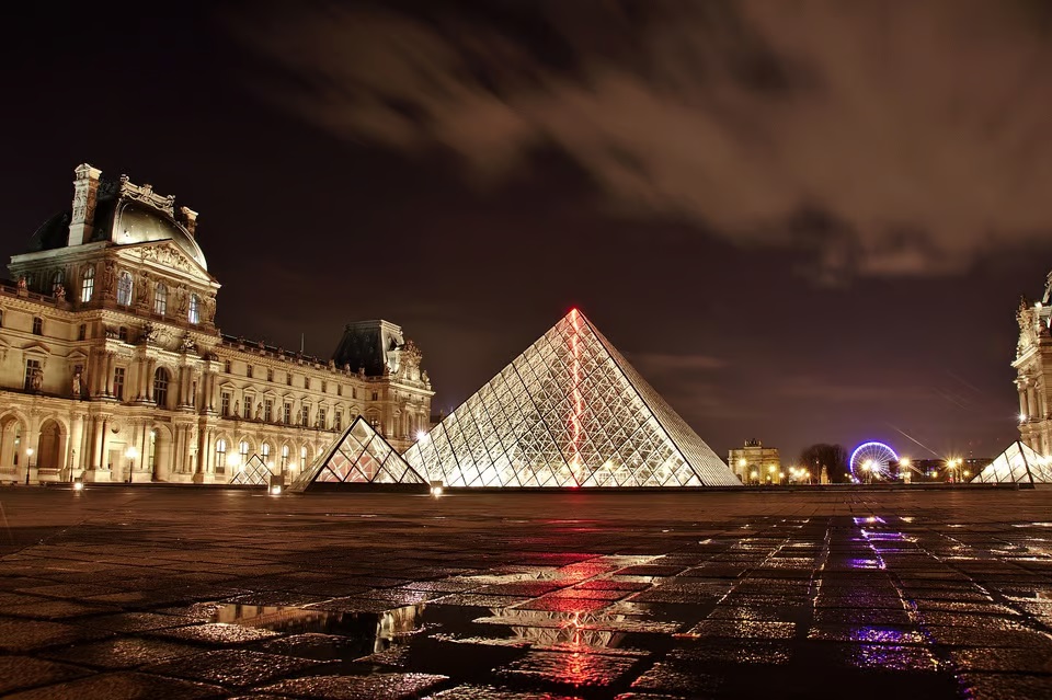 Museu do Louvre é fechado após ameaça de bomba