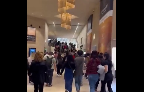 VÍDEO: Veja imagens de turistas fugindo do Louvre após ameaça de bomba; 15 mil pessoas estavam no prédio