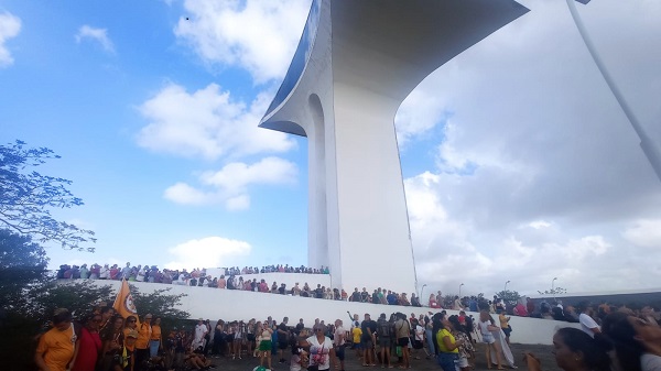 VÍDEO: Eclipse Solar leva centenas de pessoas ao Parque da Cidade; confira
