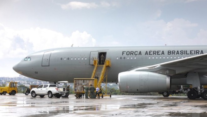 5º avião da FAB decola de Israel com 215 brasileiros e 16 pets
