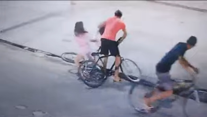 VÍDEO: Bandidos assaltam menina e levam mochila e bicicleta dela em Natal