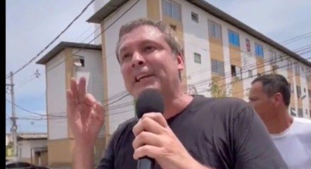 Lindbergh Farias visita condomínio de casas populares para anunciar 'calote' no Minha Casa, Minha Vida