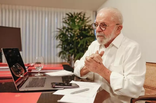 Era só pose: computador de Lula na foto está desligado