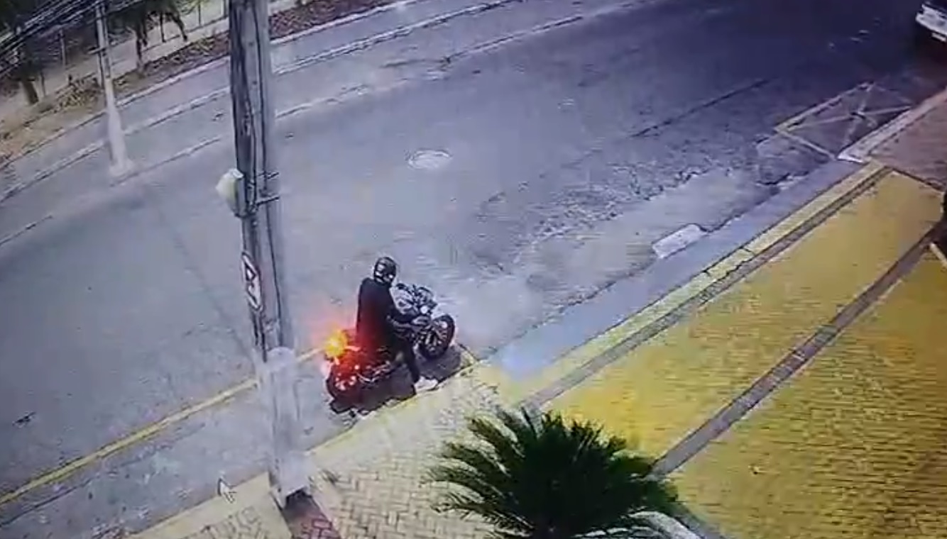 VÍDEO: Tentativa de assalto termina em briga entre bandido e moradores de condomínio em Capim Macio