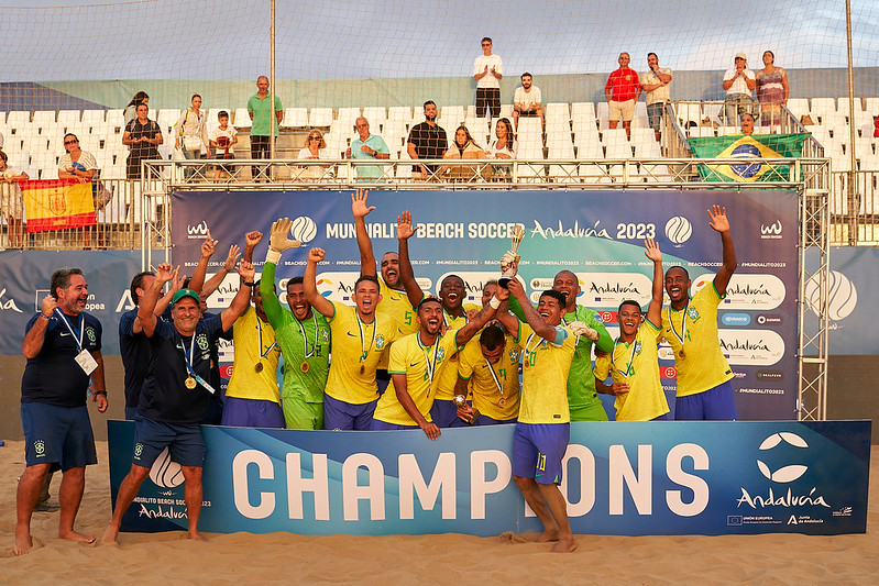 Com potiguares no elenco, Brasil vence Espanha e conquista o Mundialito de Beach Soccer