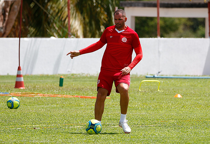 Wallace Pernambucano é anunciado em novo clube e será treinado por ídolo do América-RN