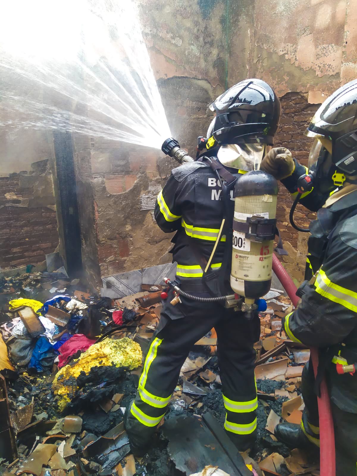 Incêndio atinge casa em Mossoró e deixa mulher ferida; crianças escapam