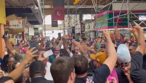 VÍDEO: Bolsonaro é recebido por multidão de apoiadores no Mercado Municipal de São Paulo