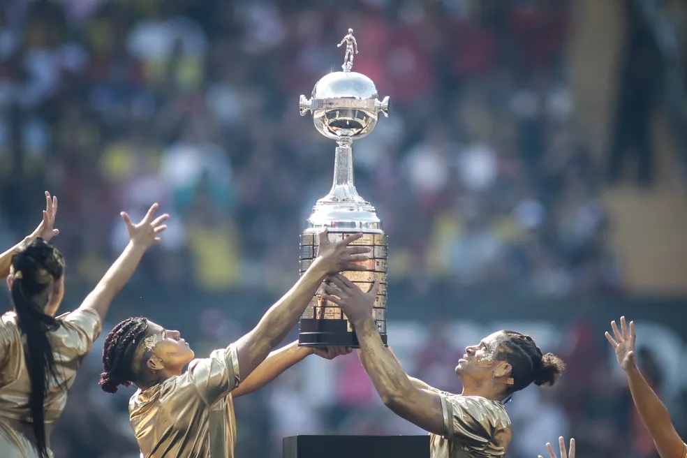 Com Fluminense e Boca na final, Conmebol estuda o que fazer com placas na taça da Libertadores