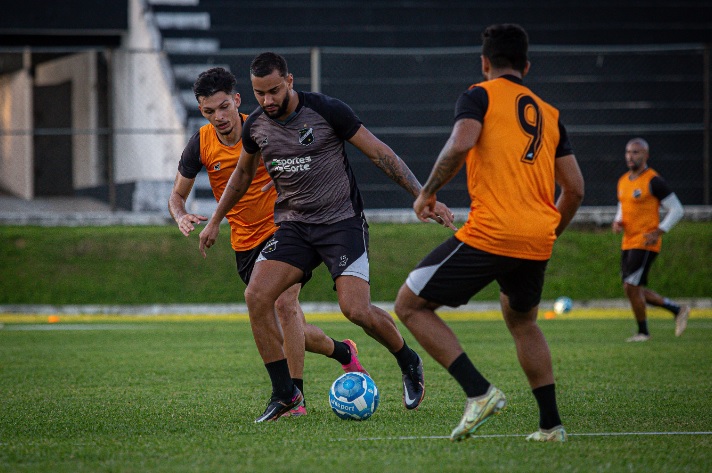 Sem Wallyson e com novidades, ABC relaciona 20 jogadores para partida contra o Atlético/GO