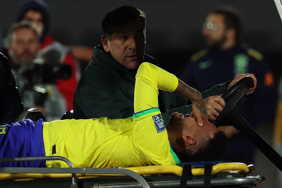 Brasil x Uruguai: Neymar se lesiona e deixa o campo chorando no primeiro tempo