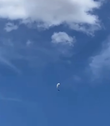 VÍDEO: Estrangeiro cai de paraquedas no meio do nada no interior do RN e deixa a população em pânico com...