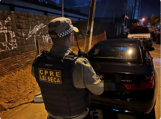 Idoso tenta fugir de blitz da Lei Seca, se nega a fazer o bafômetro e é preso em Natal