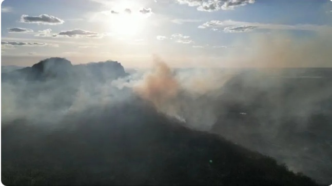Bombeiros tentam controlar incêndio florestal que já dura 4 dias na Serra do Cuó, no RN