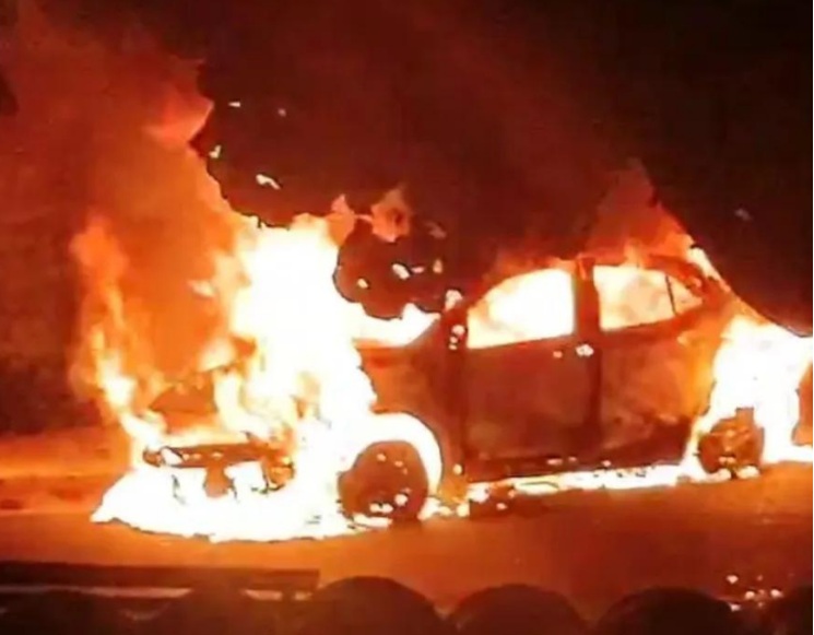 Carro fica destruído após pegar fogo em Natal