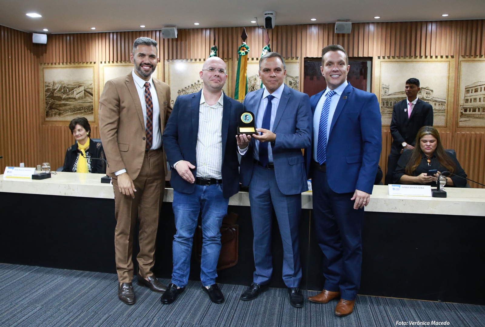 Aldo Clemente entrega comenda a professor Elmo Marinho em solenidade na CMN