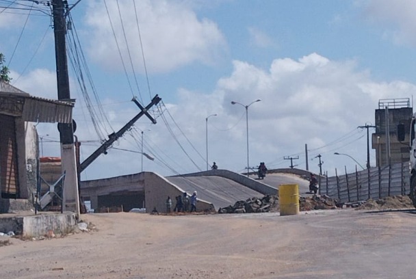 Poste cai no Viaduto da Urbana e causa novo transtorno na zona Norte