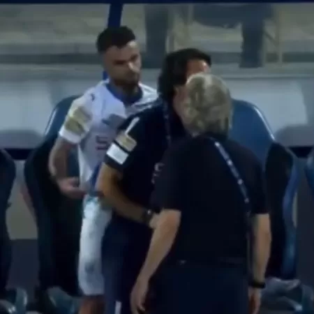 VÍDEO: Clima esquenta e Ex-atacante e ex-técnico campeões pelo Fla quase saem no tapa durante jogo; ASSISTA