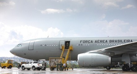 Oitavo voo para resgatar brasileiros em Israel decolou neste domingo (22) rumo ao Brasil
