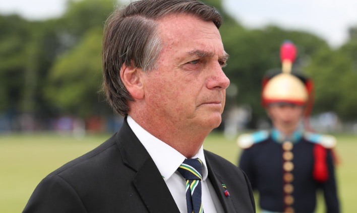 Lula trai brasileiros, abre mão de soberania e fica de cócoras para os países mais ricos, diz Bolsonaro