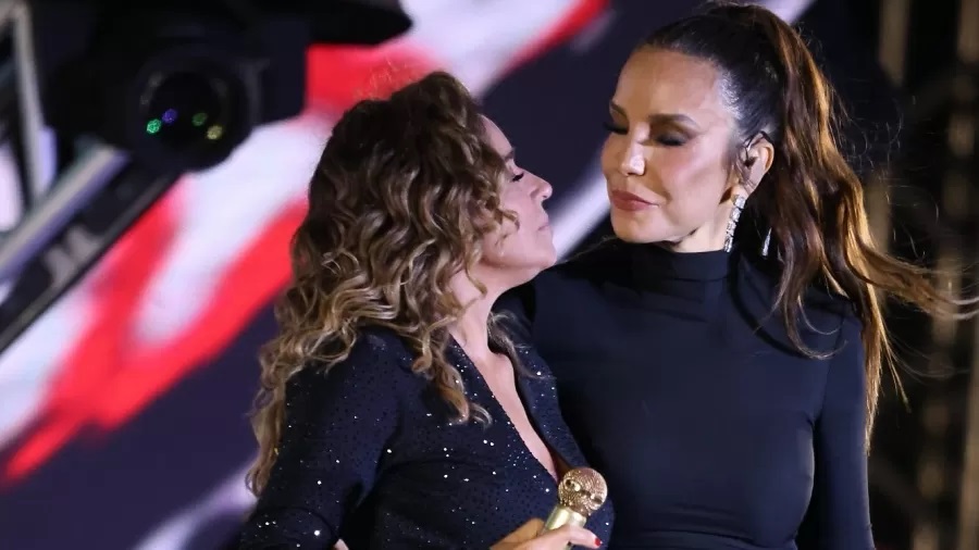 Ivete Sangalo beija Daniela Mercury em show no Rio: 'Já peguei!'