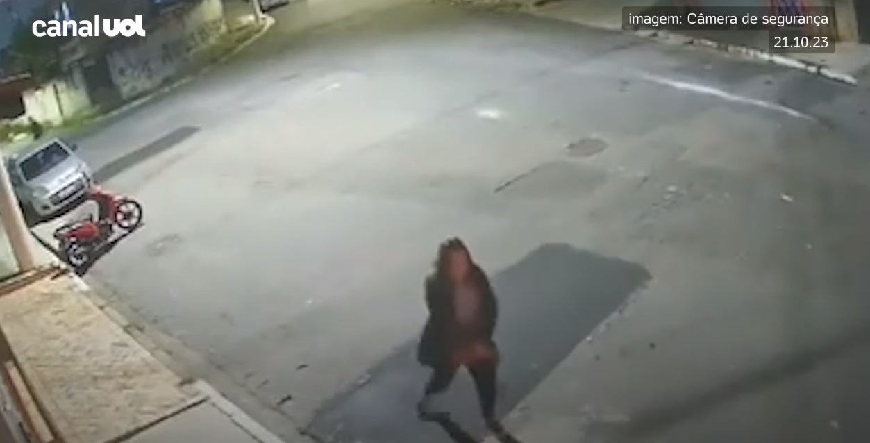 VÍDEO: Policial civil reage a assalto contra marido e atira em homem; assista