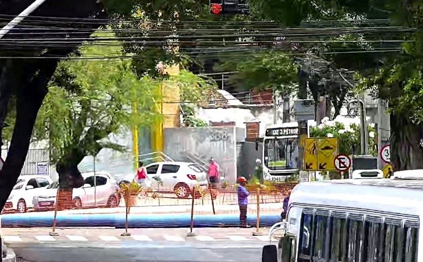 VÍDEO: Obra de drenagem do Largo do Atheneu altera trânsito em Petrópolis nesta segunda-feira (23)