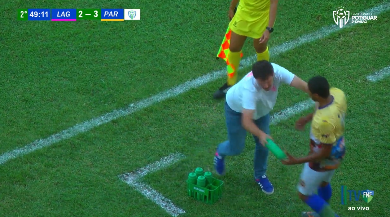 Treinador do Laguna se desculpa após empurrão em jogador do Parnamirim