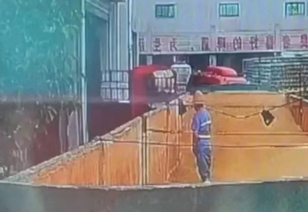 VÍDEO: Funcionário de cervejaria é flagrado urinando dentro de tanque
